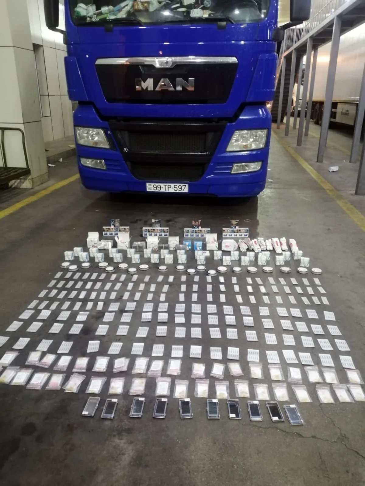 Gömrükçülər tütün və tibbi məmulatları müsadirə edib