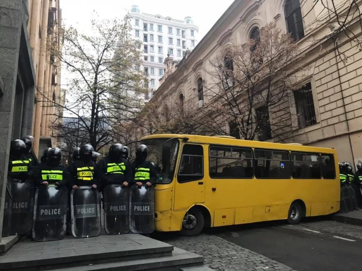 Gürcüstanda polis etirazçılara parlamentin girişinə yaxınlaşmağa imkan vermir