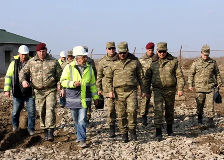 Müdafiə naziri cəbhə bölgəsində inşası davam edən hərbi hissələrə baxış keçirib