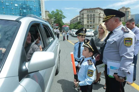Bakıda uşaqlar yol polisini əvəz edib