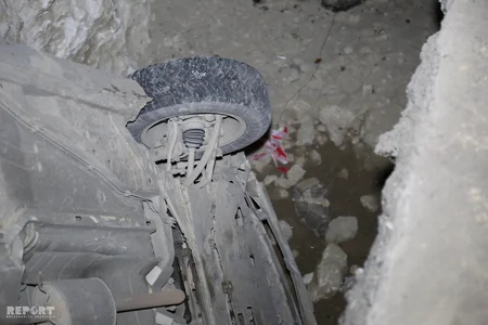 Bakıda avtomobil yol nişanının olmadığı quyuya düşüb - FOTO - VİDEO - YENİLƏNİB