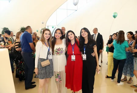 Heydər Əliyev Fondunun vitse-prezidenti Leyla Əliyeva Live Life sərgisində yay təcrübəsi keçən tələbələrlə görüşüb