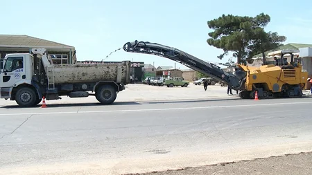 ​Bakının Xəzər rayonunda mərkəzi yol təmir olunur
