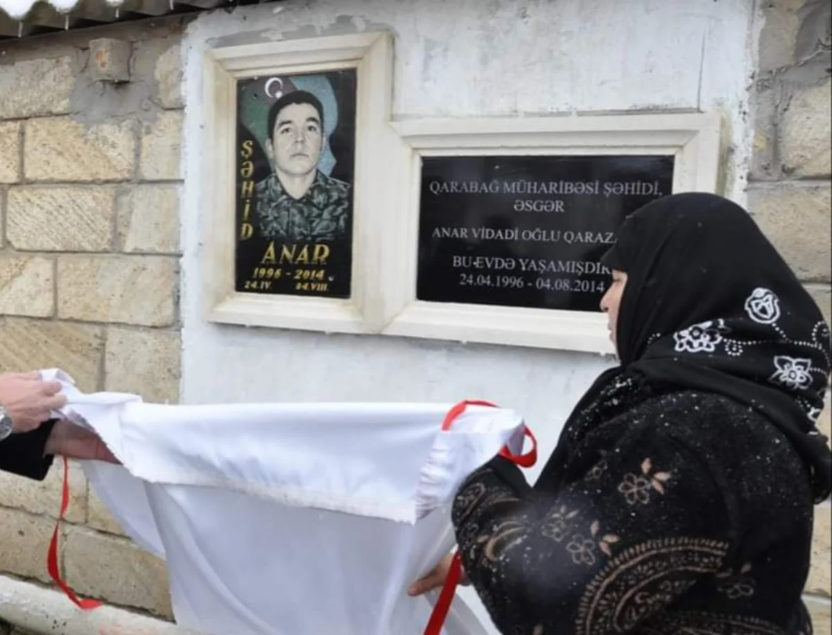Biləsuvarda 6 şəhidin xatirə lövhəsinin açılışı olub