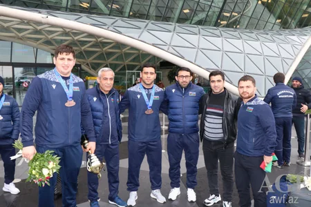 Avropa çempionatında beş medal qazanan Azərbaycan yığması Bakıya qayıdıb