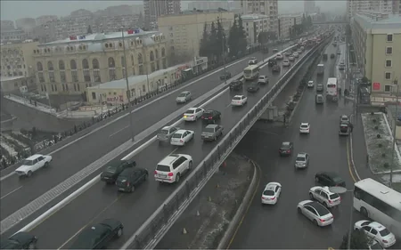 Qarlı hava Bakının mərkəzi küçə və prospektlərində sıxlıq yaradıb - FOTO