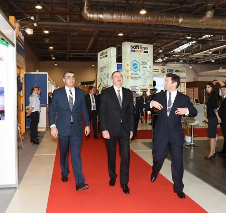 Prezident İlham Əliyev “BakuTel-2015” sərgisi ilə tanış olub