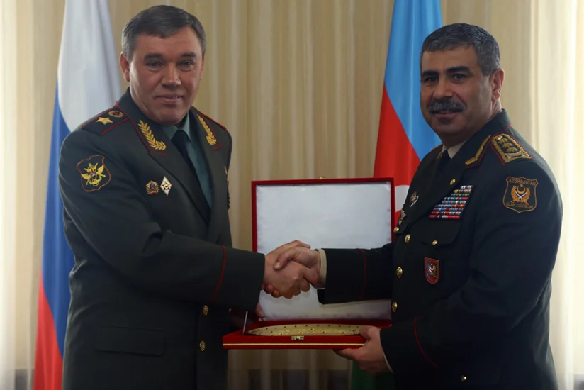 Министр обороны Азербайджана встретился с начальником Генерального штаба ВС России