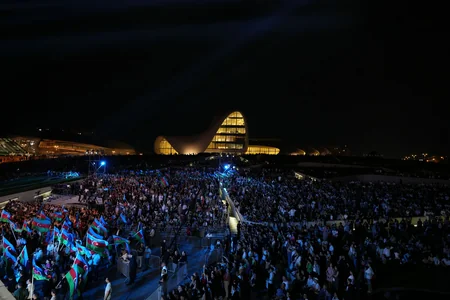 Heydər Əliyev Mərkəzinin parkında Milli Qurtuluş Gününə həsr olunan konsert keçirilib