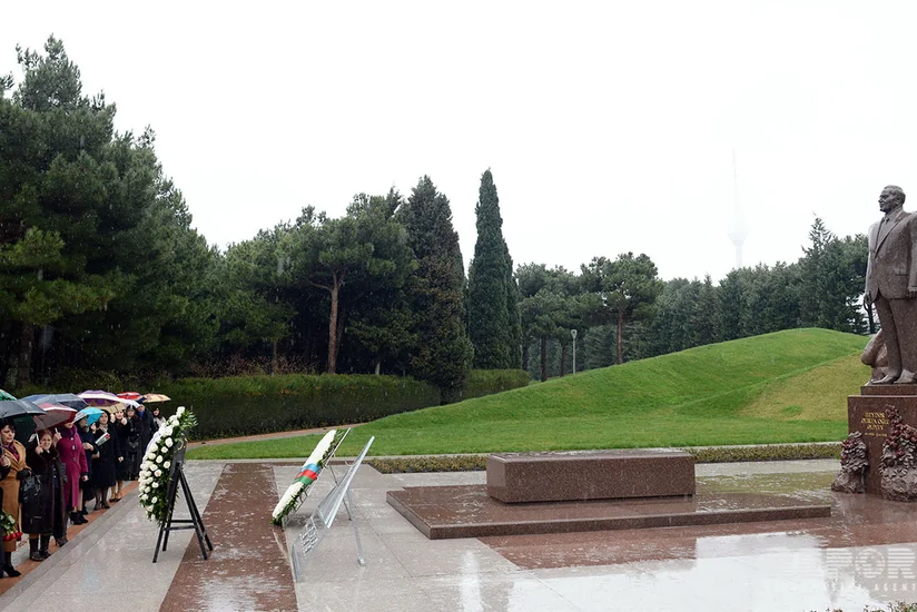 Hicran Hüseynova və rəhbərlik etdiyi komitənin kollektivi Fəxri xiyabanı ziyarət edib - FOTO