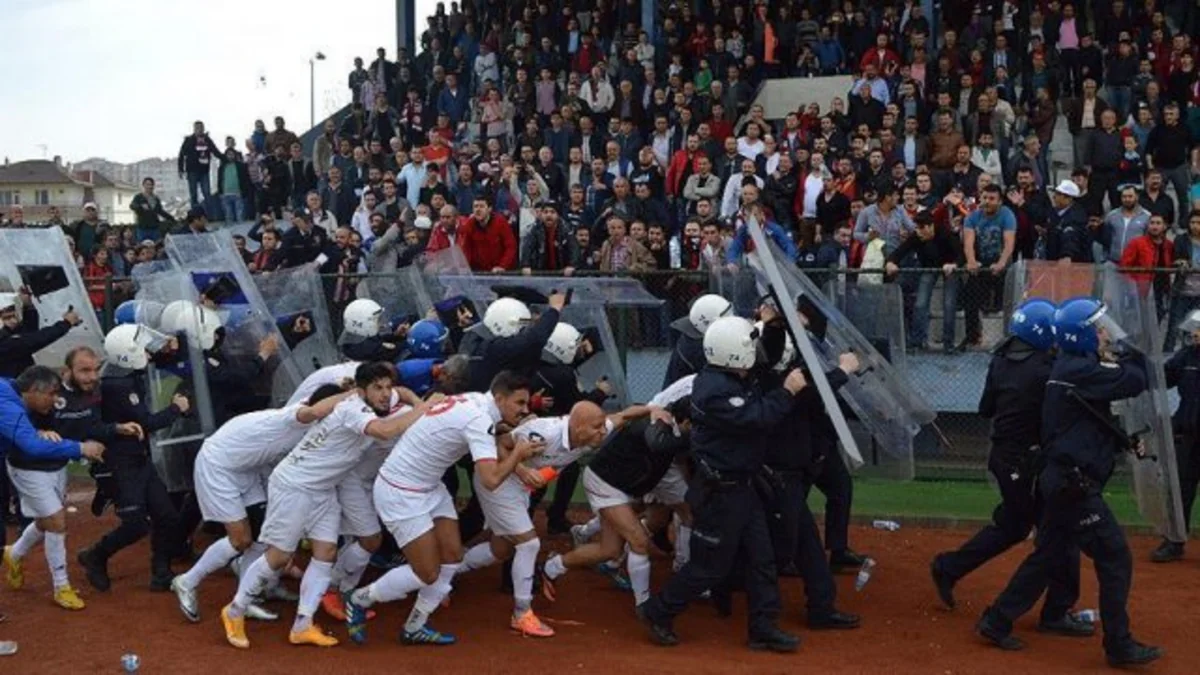 Türkiyədə futbolçular arasında dava düşüb - VİDEO