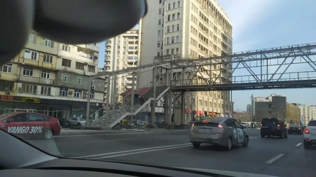 Bakının Koroğlu Rəhimov küçəsində piyada keçidinin sökülməsinin səbəbi açıqlanıb