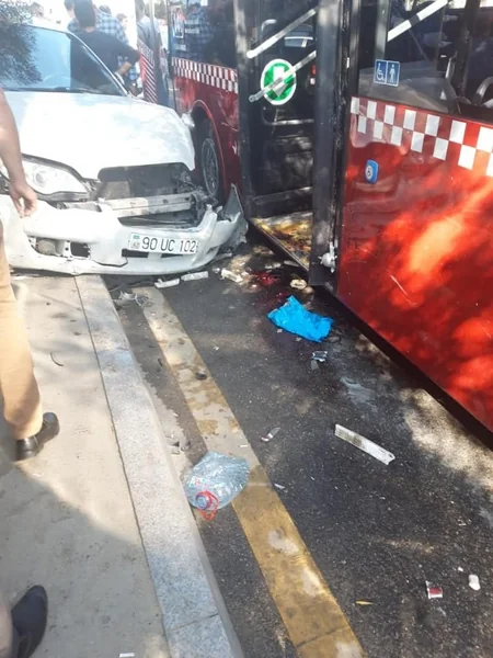 В Баку автобус попал в ДТП, пострадавшей ампутировали ногу - ОБНОВЛЕНО