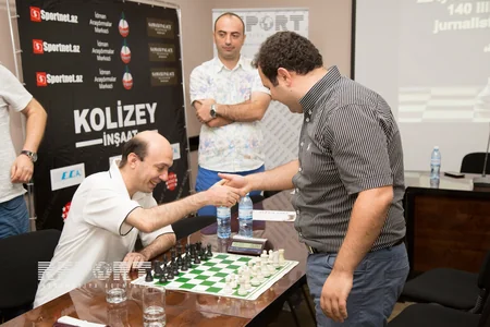 Azərbaycanlı beynəlxalq qrossmeyster Rauf Məmmədov jurnalistlər üçün seans verib - FOTO