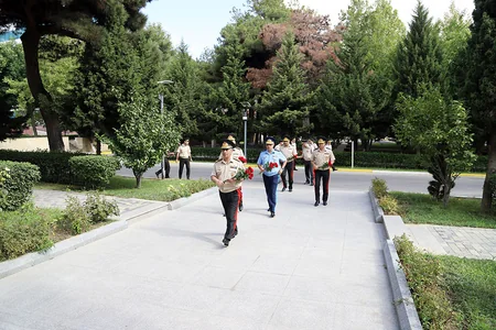 Müdafiə naziri hərbi hospitalda müalicə alan yaralılarla görüşüb