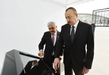 Prezident Bibiheybət mədəninin ərazisində dünyada sənaye üsulu ilə qazılmış ilk quyunun bərpadan sonrakı vəziyyəti ilə tanış olub - YENİLƏNİB-2