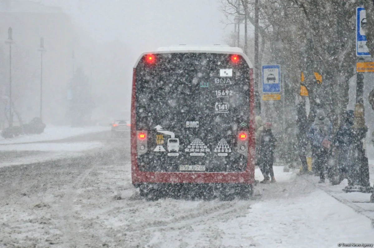 AYNA: Yollar qardan təmizləndikcə avtobusların xəttə buraxılması təmin olunur