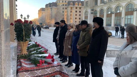 К посольству Азербайджана в Астане казахстанцы несут цветы