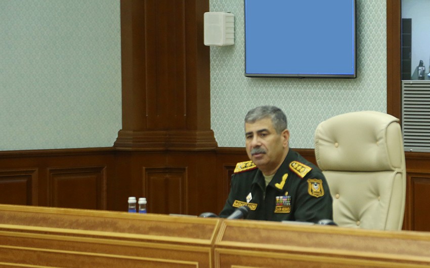 Министр обороны Азербайджана провел служебное совещание
