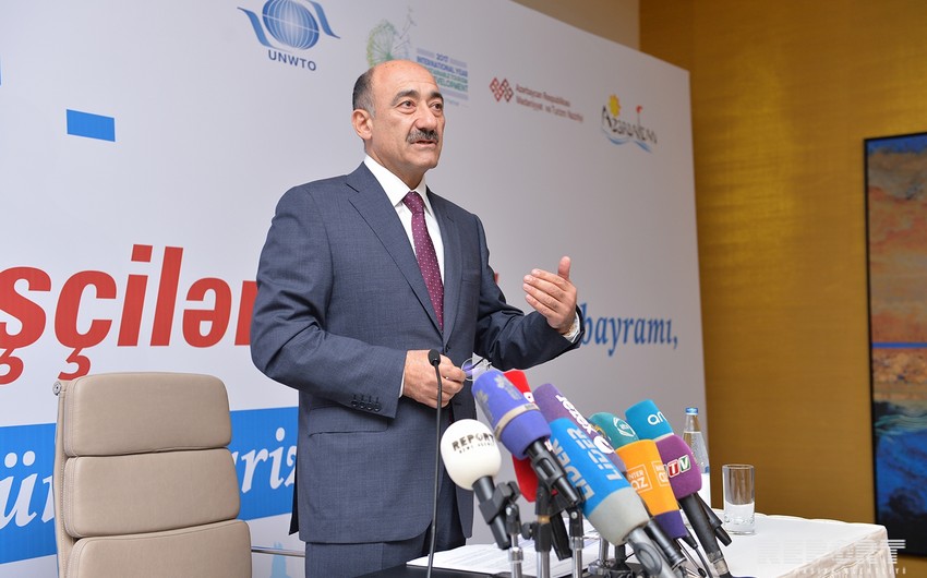 Nazir ölkə vətəndaşlarını xarici turistlərə qarşı anlayışlı olmağa çağırıb