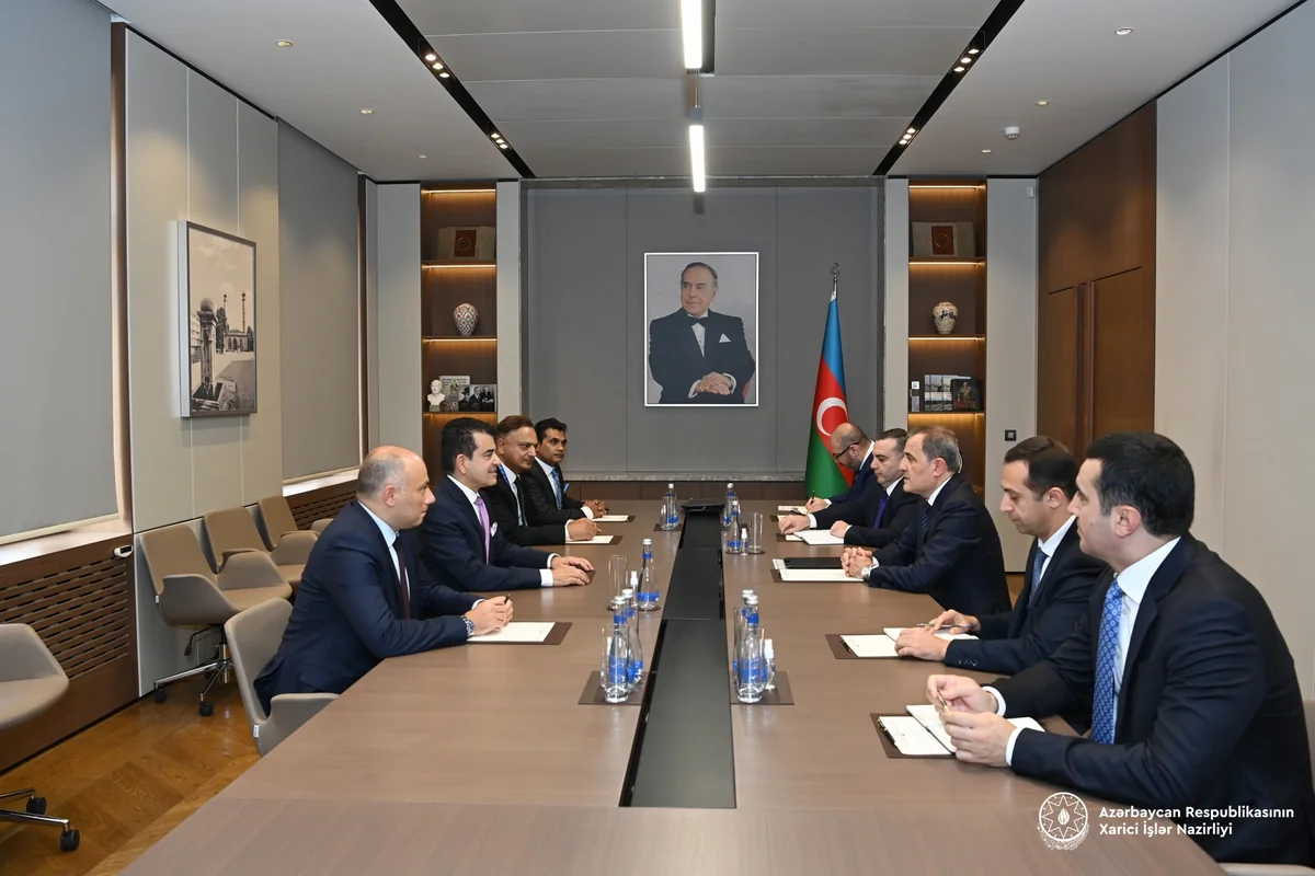 Azerbaijani FM mulls co-op issues with ISESCO director general