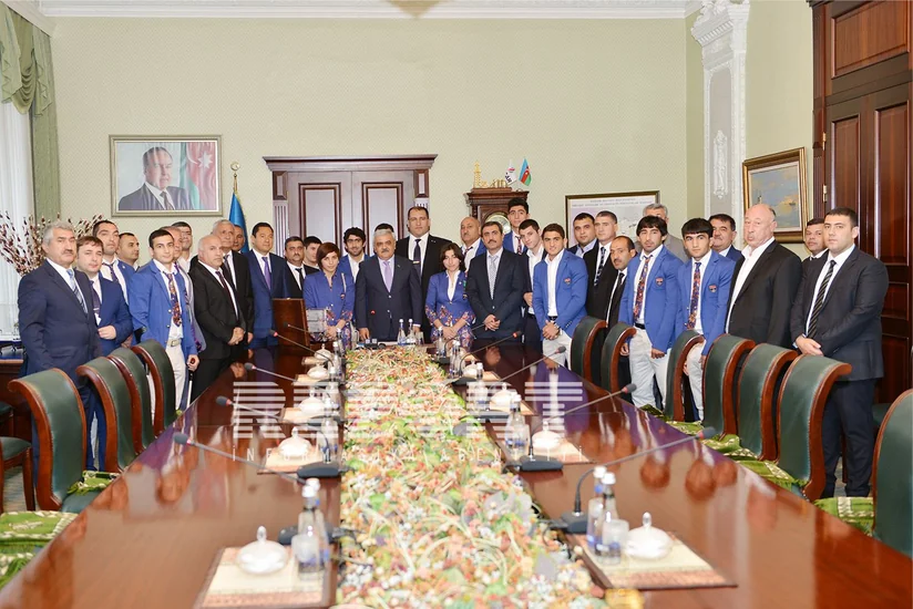 SOCAR prezidenti Bakı 2015də yüksək nəticələr göstərən “Neftçi” İdman Klubunun heyəti ilə görüşüb