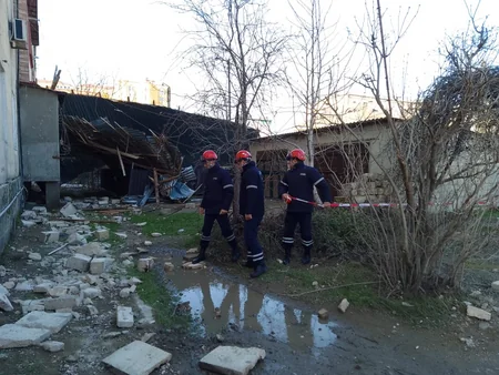 Güclü külək Xaçmazda binanın dam örtüyünü uçurub