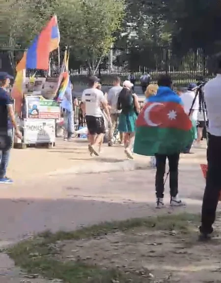 Vaşinqtonda Qubad İbadoğluna dəstək aksiyasında erməni bayrağı qaldırılıb