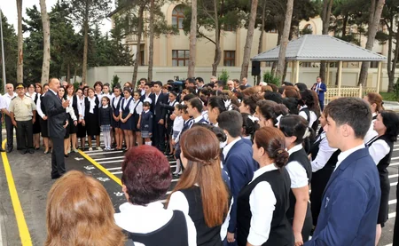 ​Prezident İlham Əliyev 148 nömrəli tam orta məktəbdə yenidənqurma işlərindən sonra yaradılan şəraitlə tanış olub