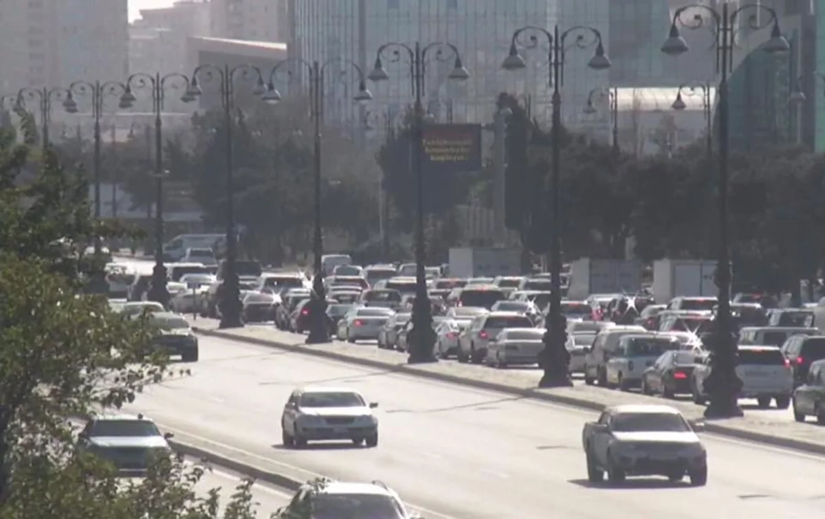 Bakının Heydər Əliyev prospektində nəqliyyat vasitələrinin normal hərəkəti bərpa edilib - YENİLƏNİB