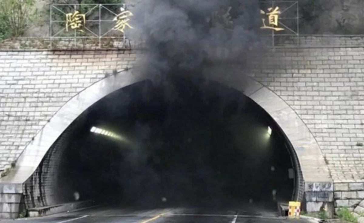 Çində yük maşını tuneldə yanıb, 5 nəfər ölüb