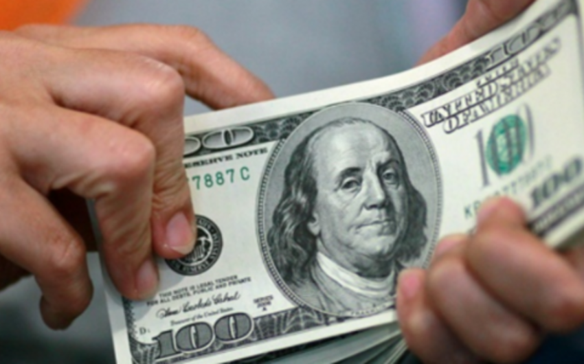 Azərbaycanda bankların əhaliyə xalis nağd dollar satışı 27% azalıb