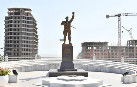 Dövlət başçısı Sumqayıtda Şəhidlər xiyabanında olub