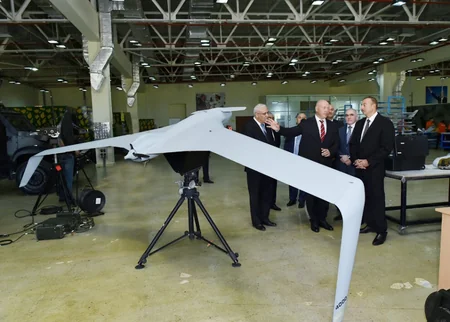 Президент Азербайджана принял участие в презентации БПЛА Zərbə