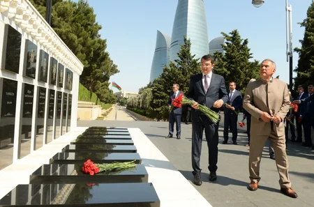 Rüstəm Minnixanov Şəhidlər xiyabanını ziyarət edib