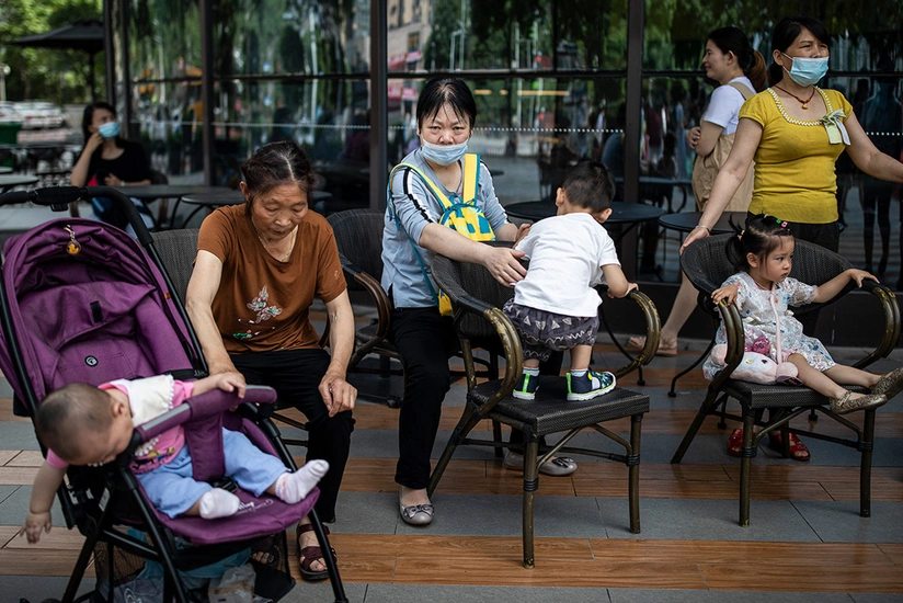 Власти Китая разрешили семьям иметь трех детей