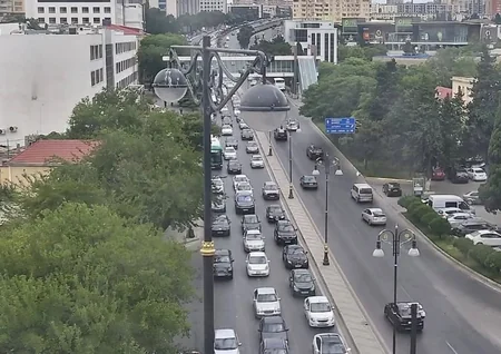 Bakının bir sıra yollarında tıxac yaranıb - SİYAHI