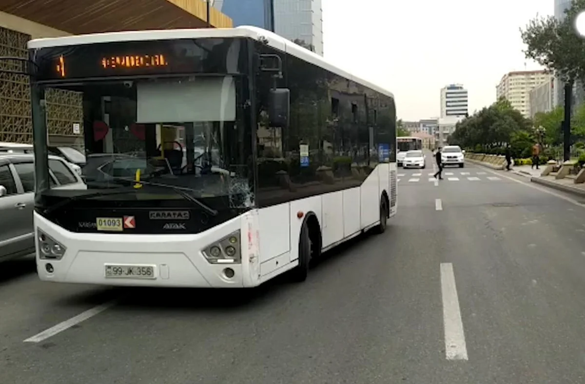 Bakıda avtobus yük maşınına çırpıldı - VİDEO