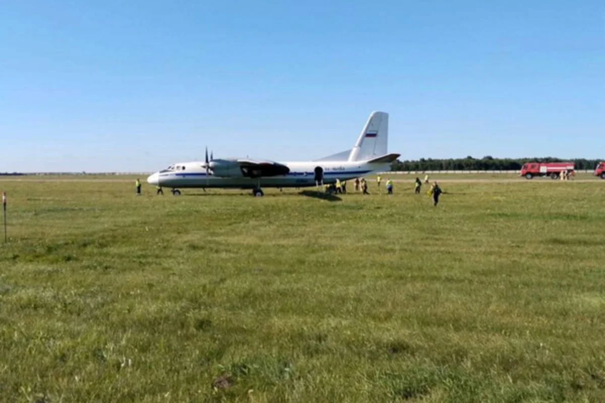 Самолет с 40 пассажирами выкатился за пределы ВПП в аэропорту Тюмени