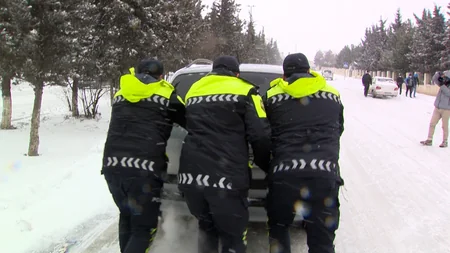 Polis köməksiz vəziyyətdə qalan sürücü və sərnişinlərə kömək edib