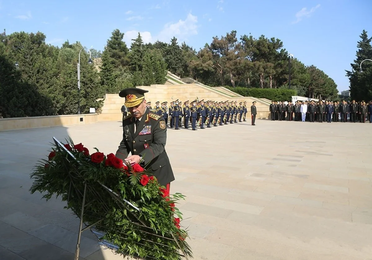 Руководство Минобороны посетило Аллею почетного захоронения и Аллею шехидов