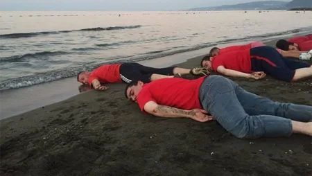Türkiyəli gənclər üç yaşlı suriyalı mühacirin ölümünə etiraz ediblər - FOTO