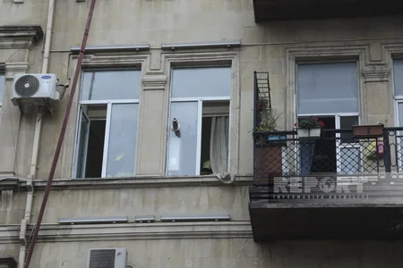 В центре Баку произошел пожар в жилом доме