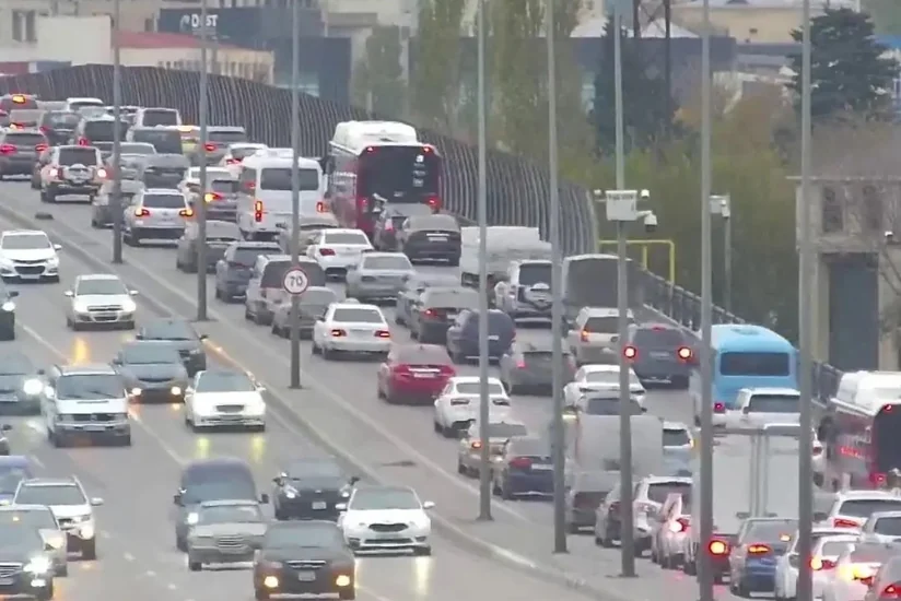 Bakının 17 yolunda tıxac yaranıb - SİYAHI