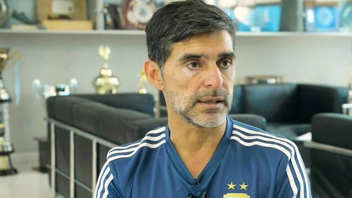 Silahlı şəxslər məşhur futbolçunu qarət ediblər