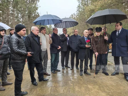 Xalq artisti Əhməd Bakıxanovun məzarı ziyarət olunub