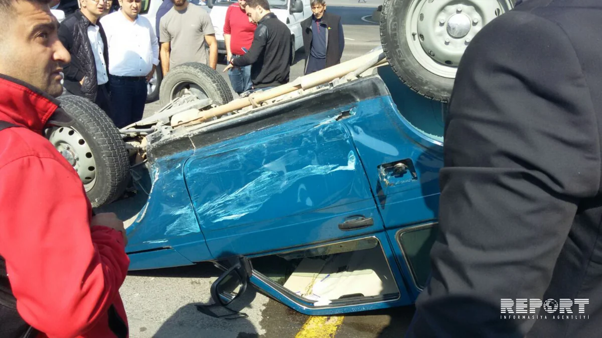 Bakıda minik avtomobili aşıb, xəsarət alan var - FOTO - VİDEO