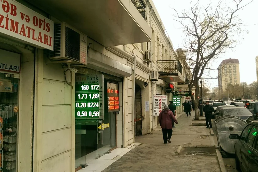 ​В Баку сохраняется дефицит наличных долларов