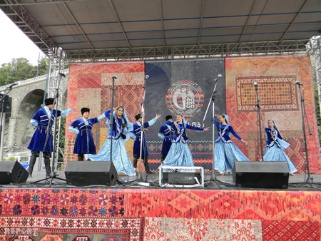 Tbilisidə şəhər bayramında Azərbaycan rəqsləri təqdim olunub - FOTO