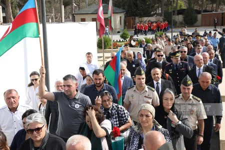 Azərbaycan xalqı antiterror şəhidlərinin məzarlarını ziyarət edir